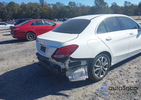 2016 Mercedes-Benz C 300 z USA, uszkodzony, nr VIN 55SWF4JB7GU127743